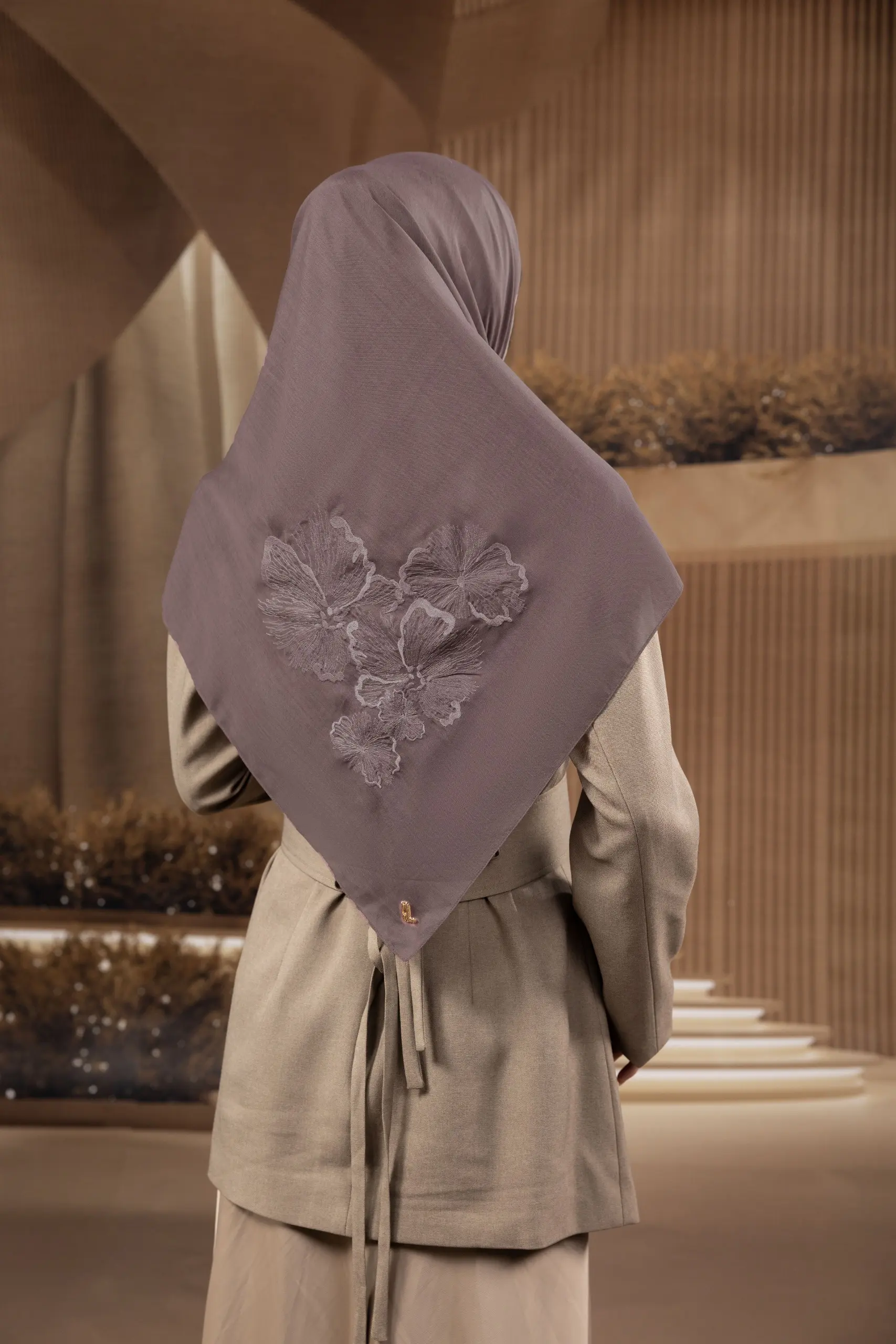 EMBRODIÈRE SCARF WALNUT