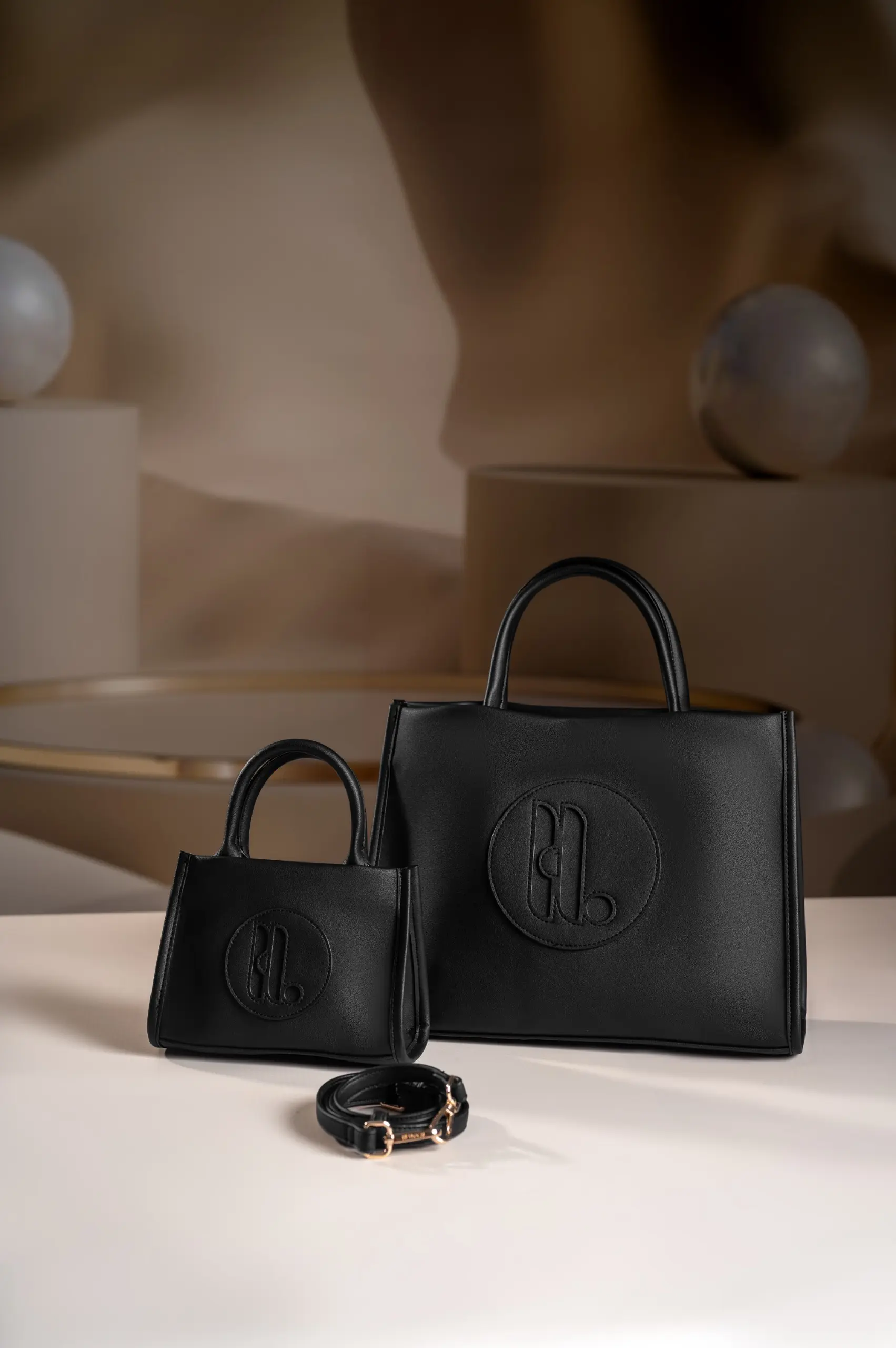 GUMI TOTEBAG BLACK