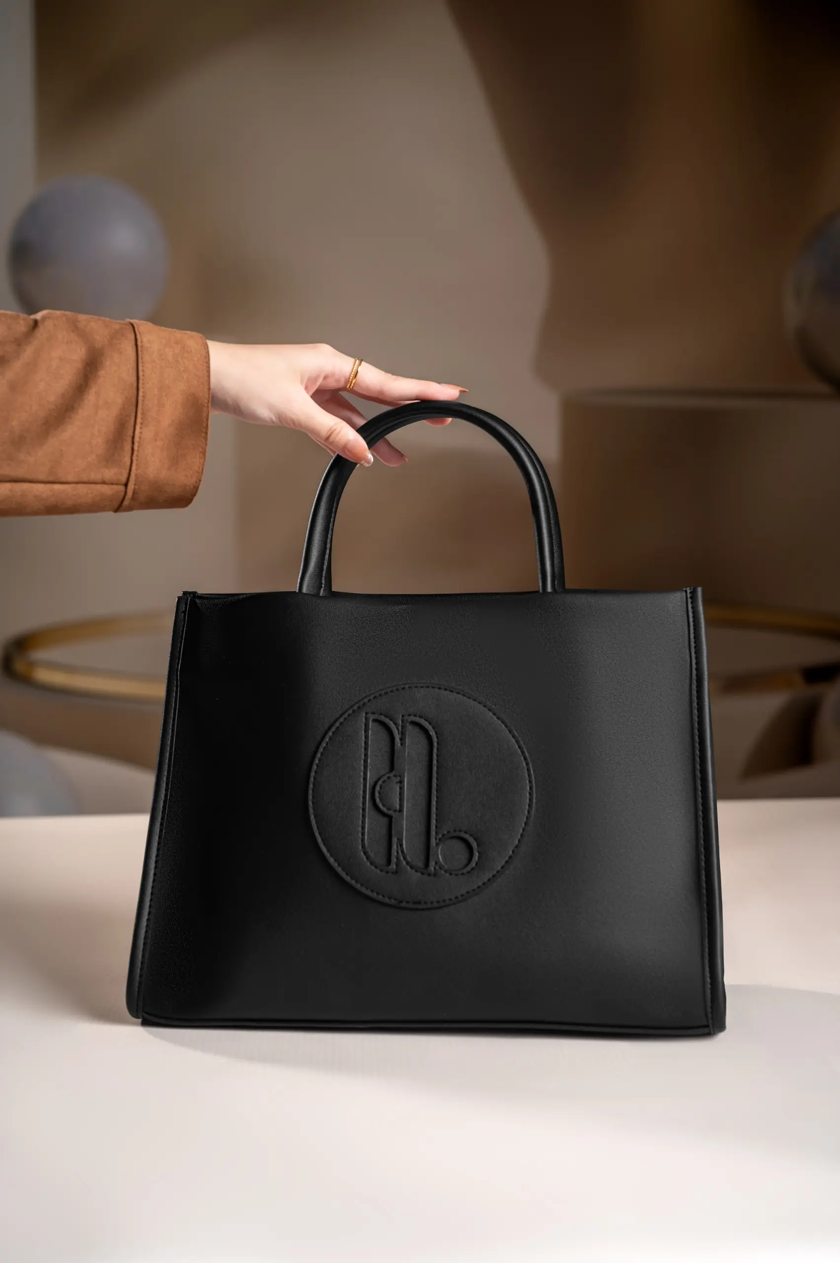 GUMI TOTEBAG BLACK