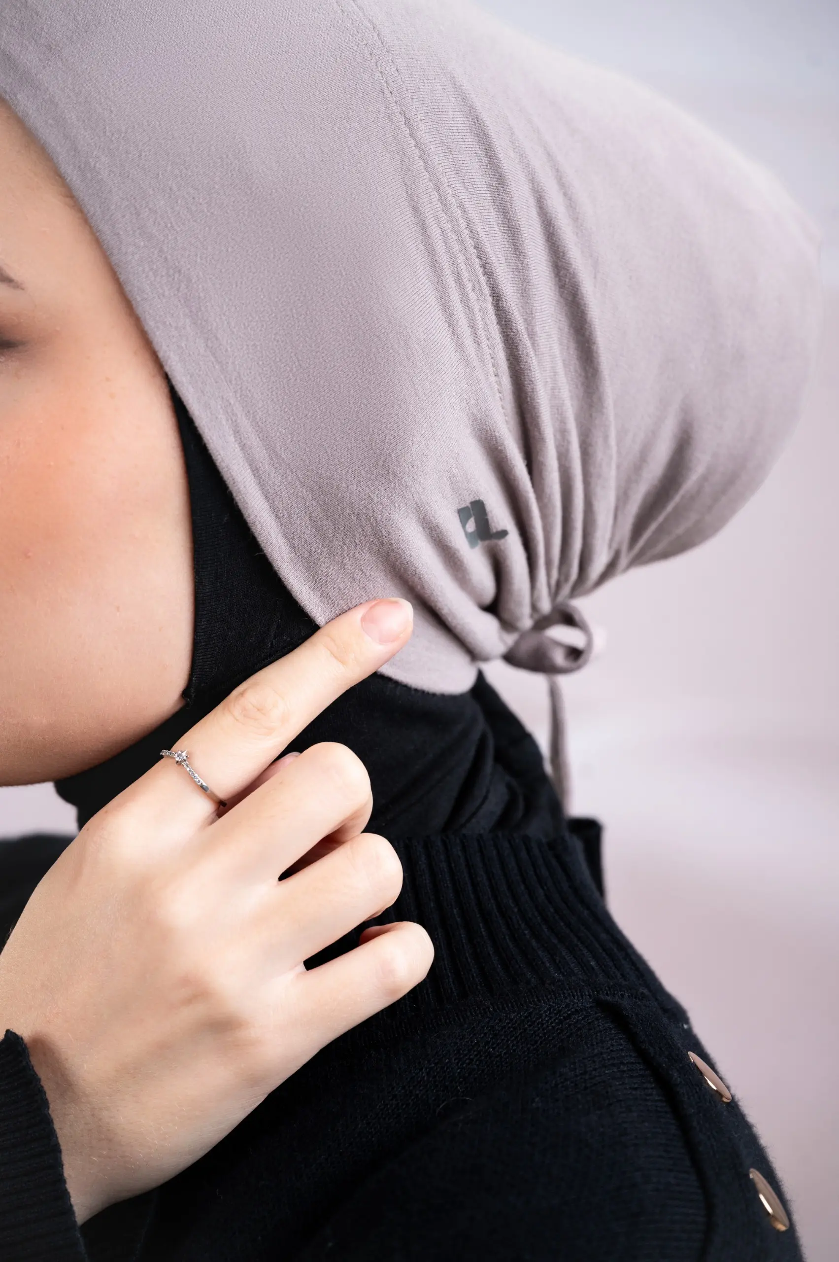 LYN UNDERSCARF WARM GREY