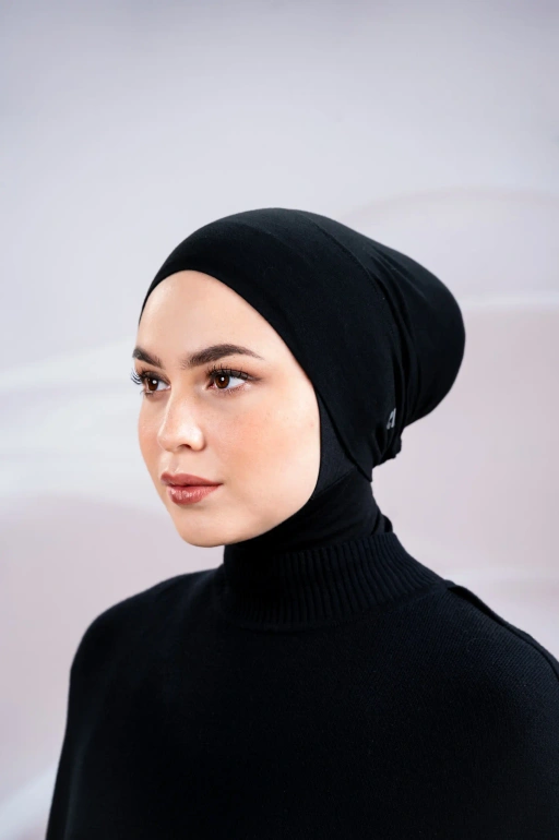 LYN UNDERSCARF BLACK