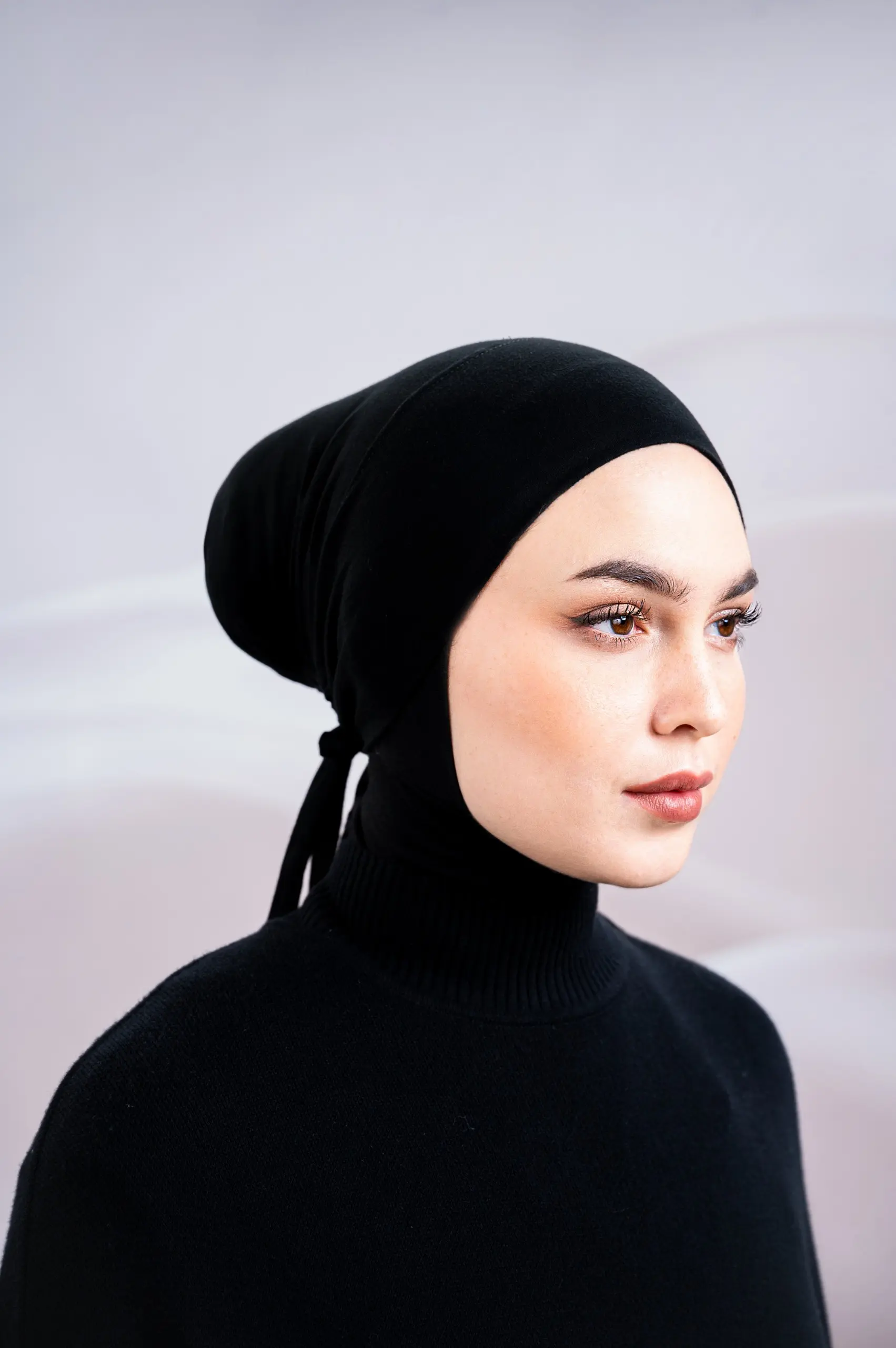 LYN UNDERSCARF BLACK