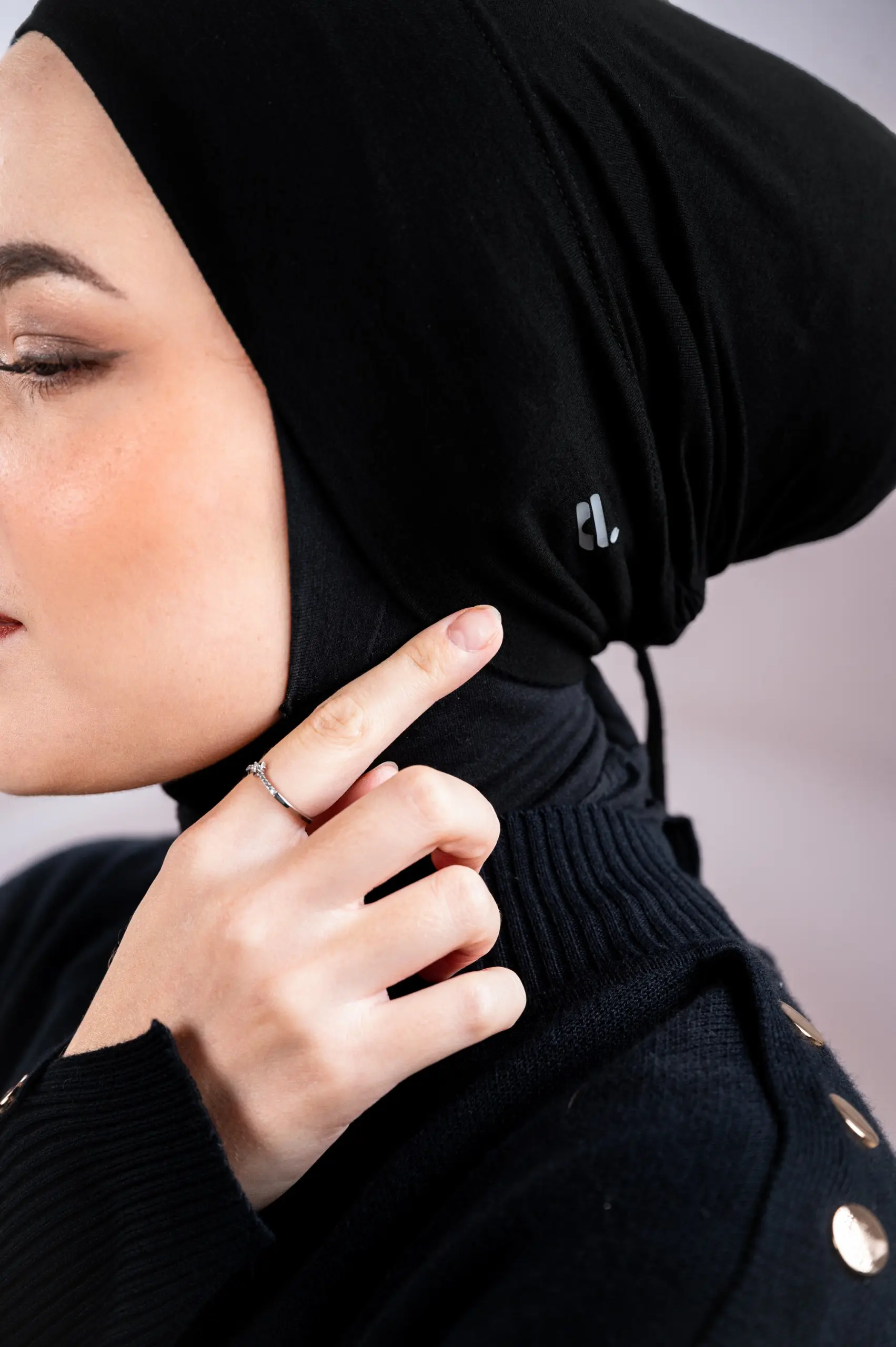 LYN UNDERSCARF BLACK