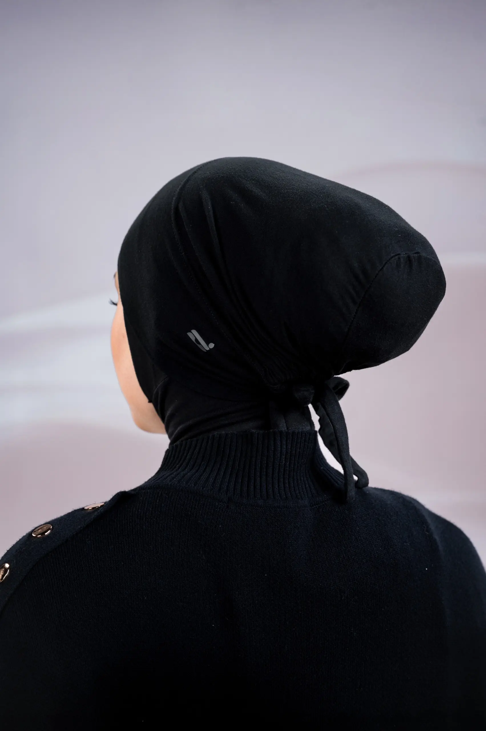 LYN UNDERSCARF BLACK