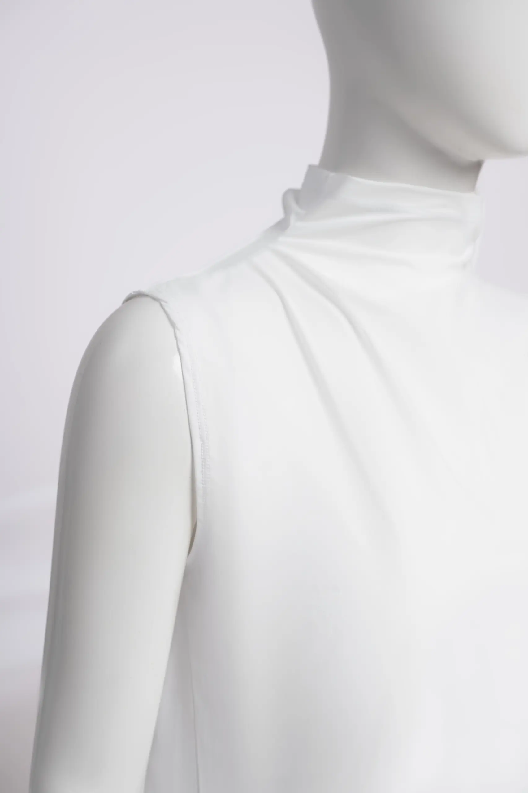 LYN HIGHNECK SLEEVELESS INNER T