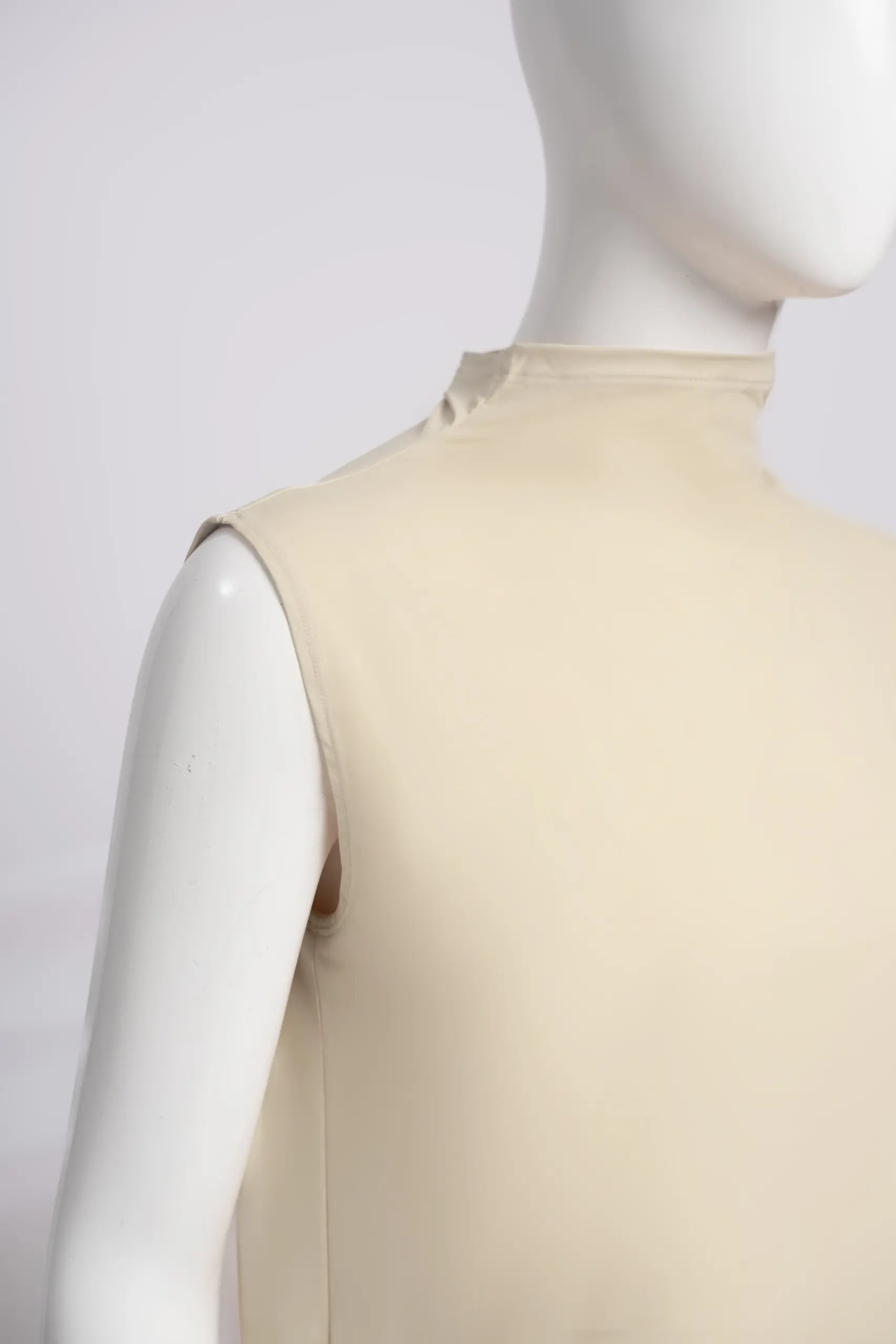 LYN HIGHNECK SLEEVELESS INNER T