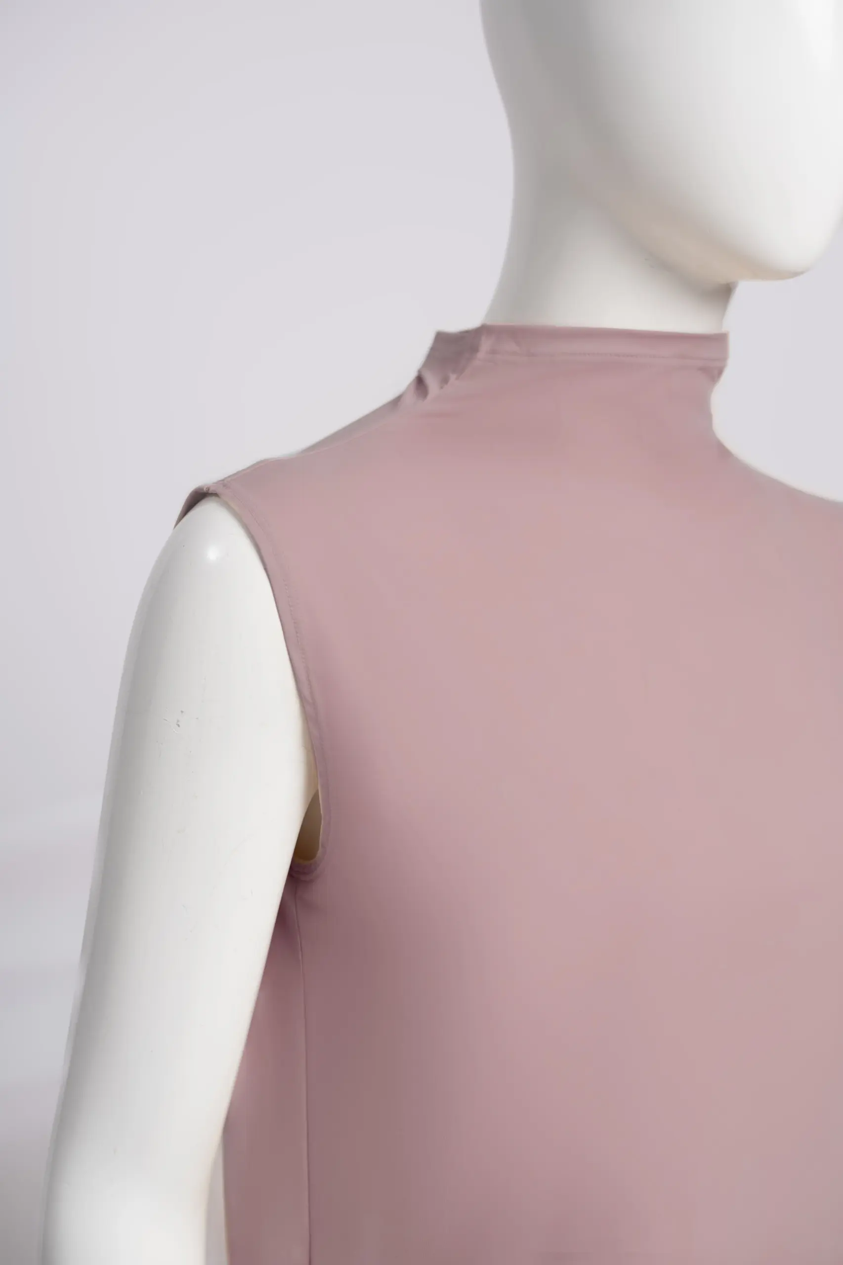 LYN HIGHNECK SLEEVELESS INNER T