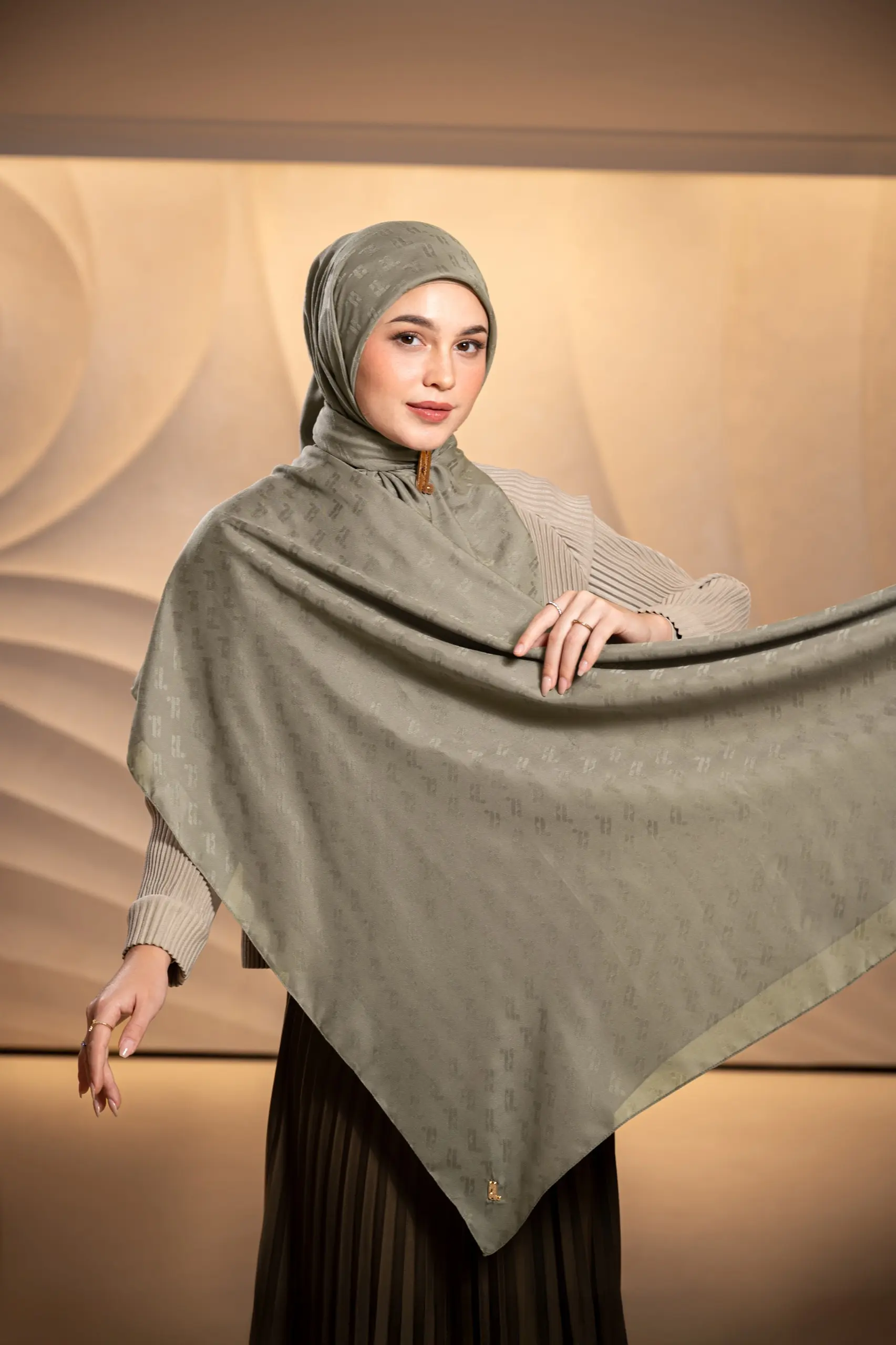JACQUELLE SCARF TAUPE