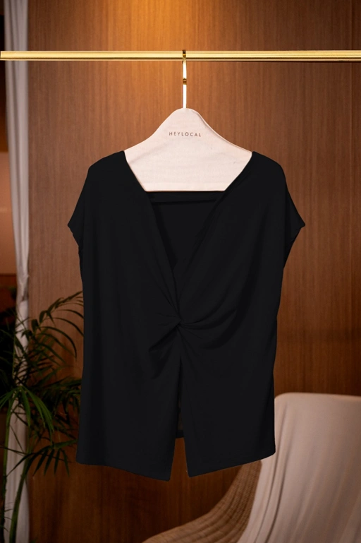 Image of HUGGABLE TWIST TOP BLACK BEAUTY
