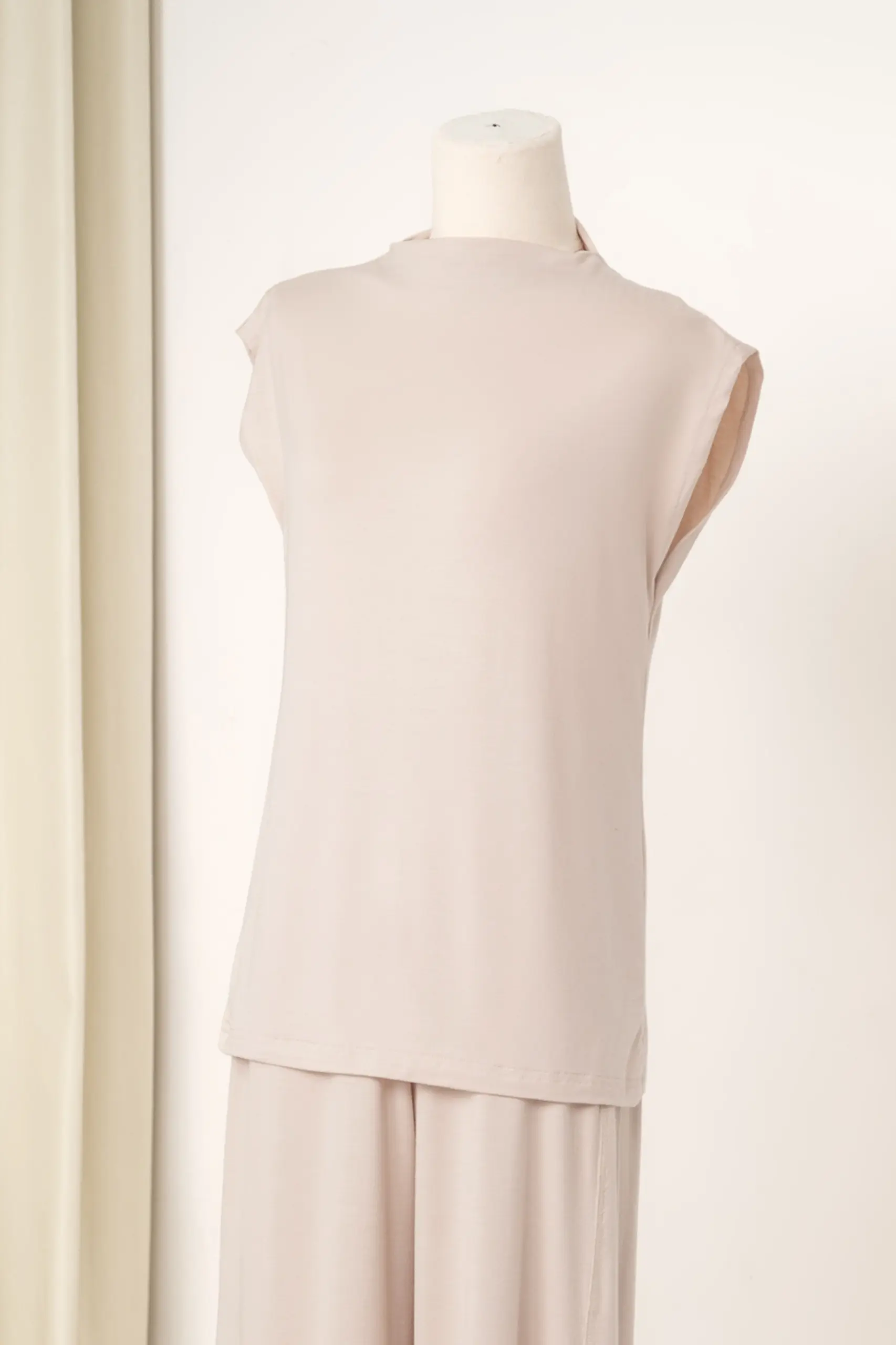 HUGGABLE SLEEVELESS INNER TOP NEUTRAL