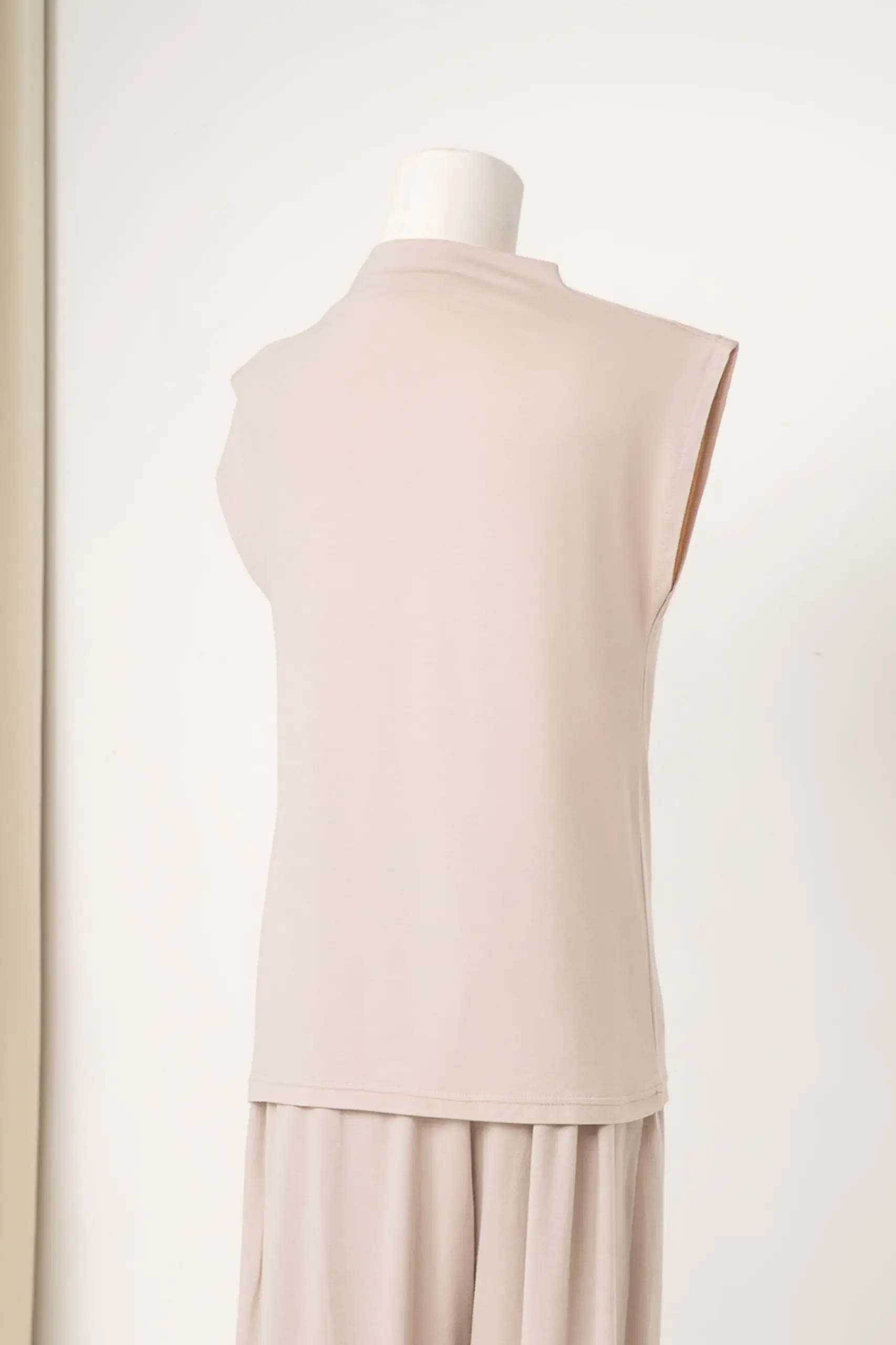HUGGABLE SLEEVELESS INNER TOP NEUTRAL