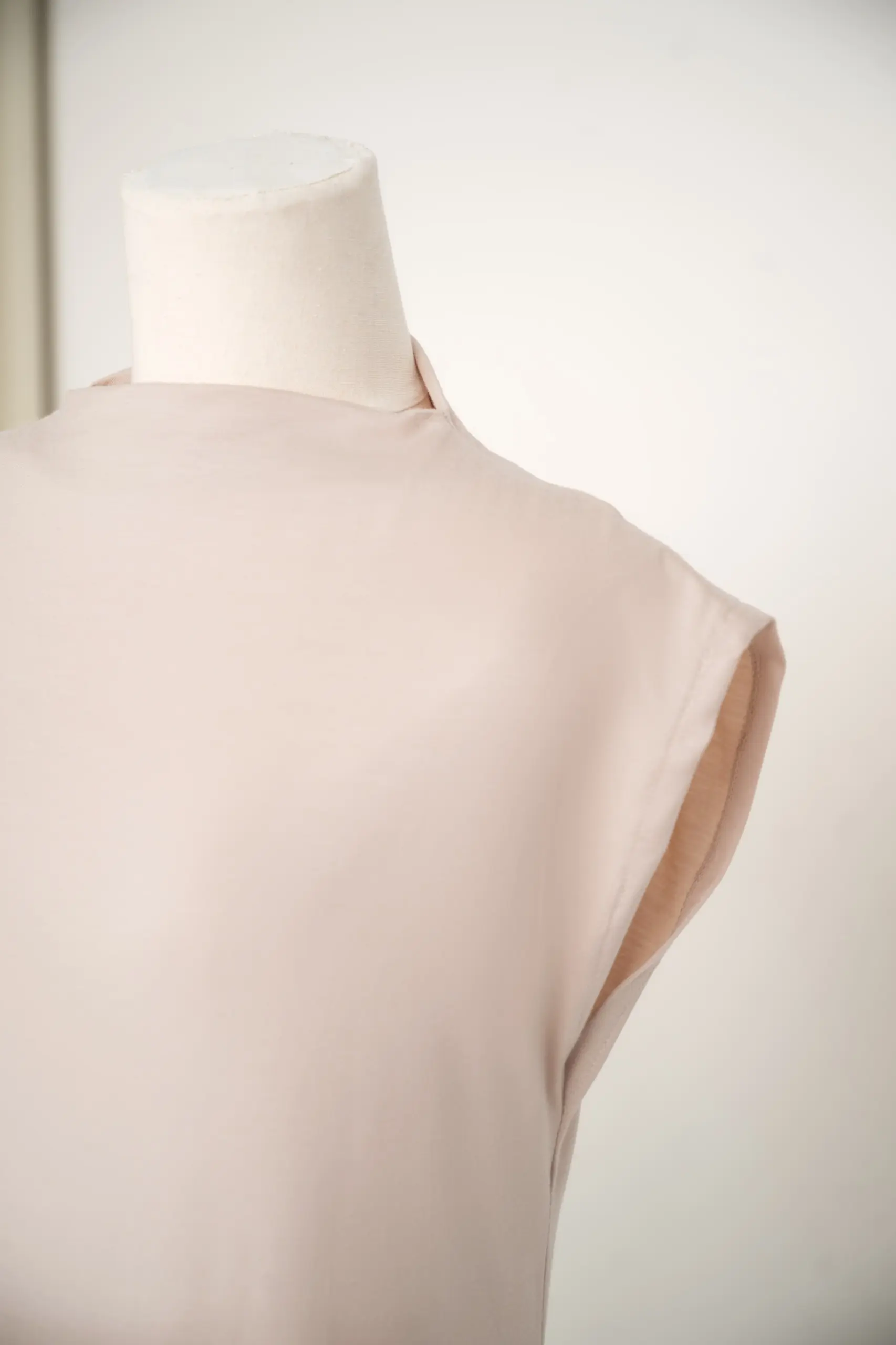 HUGGABLE SLEEVELESS INNER TOP NEUTRAL