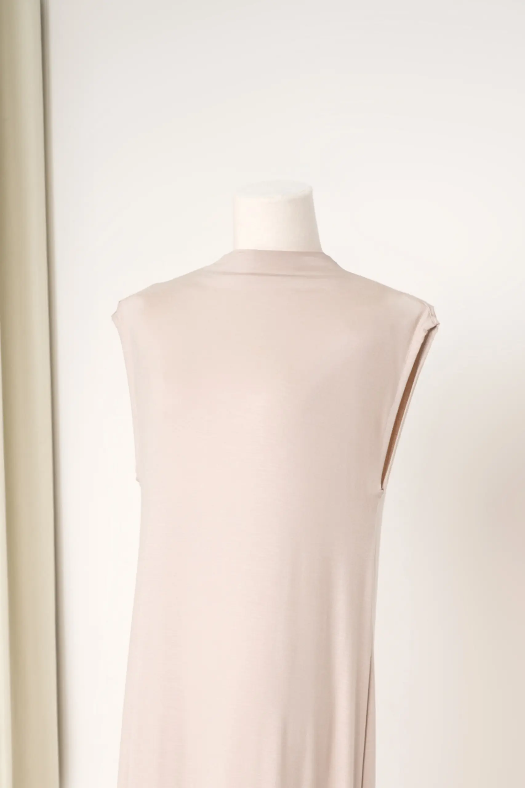 HUGGABLE SLEEVELESS INNER DRESS NEUTRAL