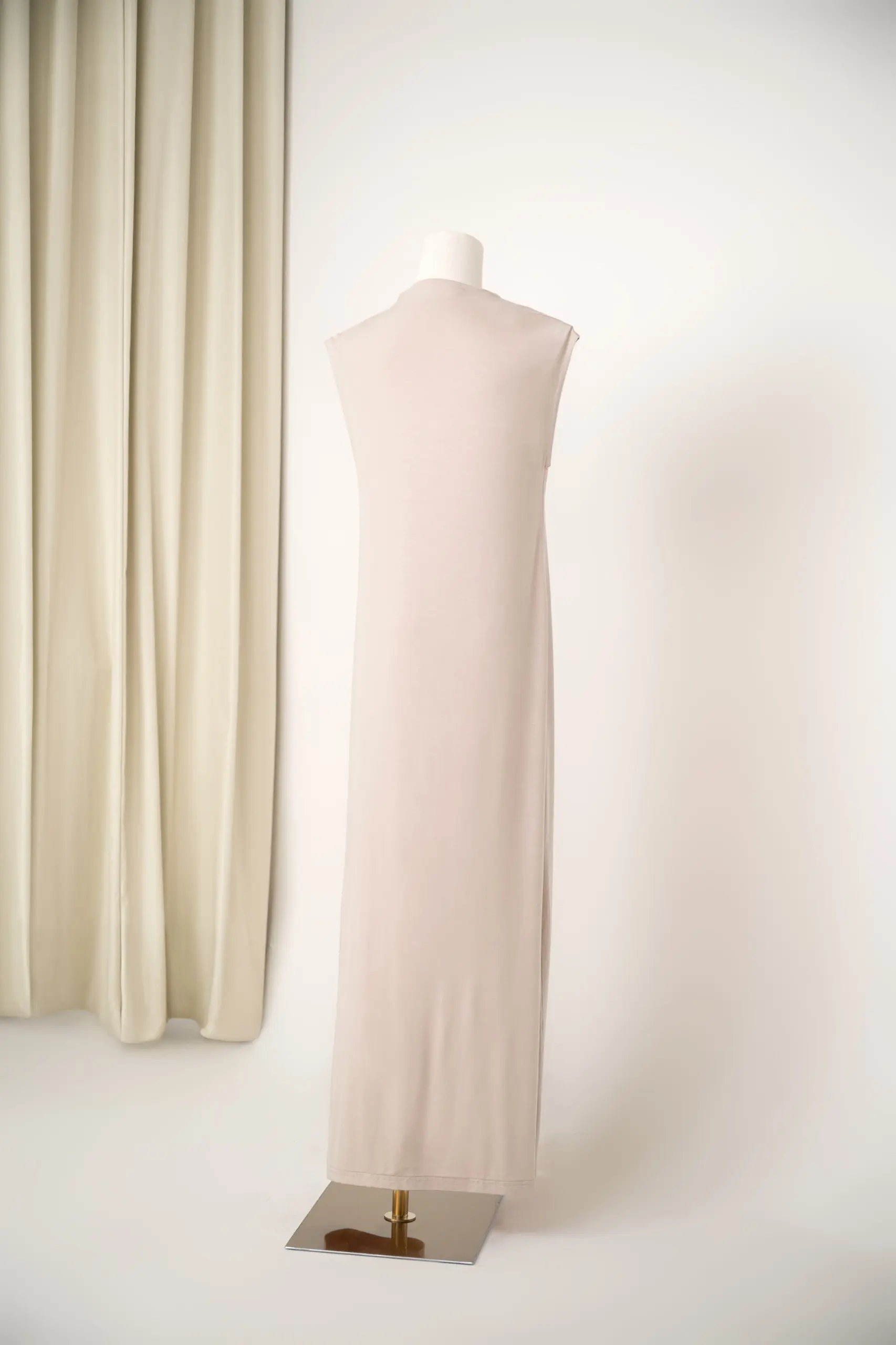 HUGGABLE SLEEVELESS INNER DRESS NEUTRAL