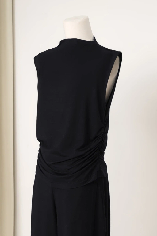 Image of HUGGABLE RUCHED INNER TOP BLACK BEAUTY