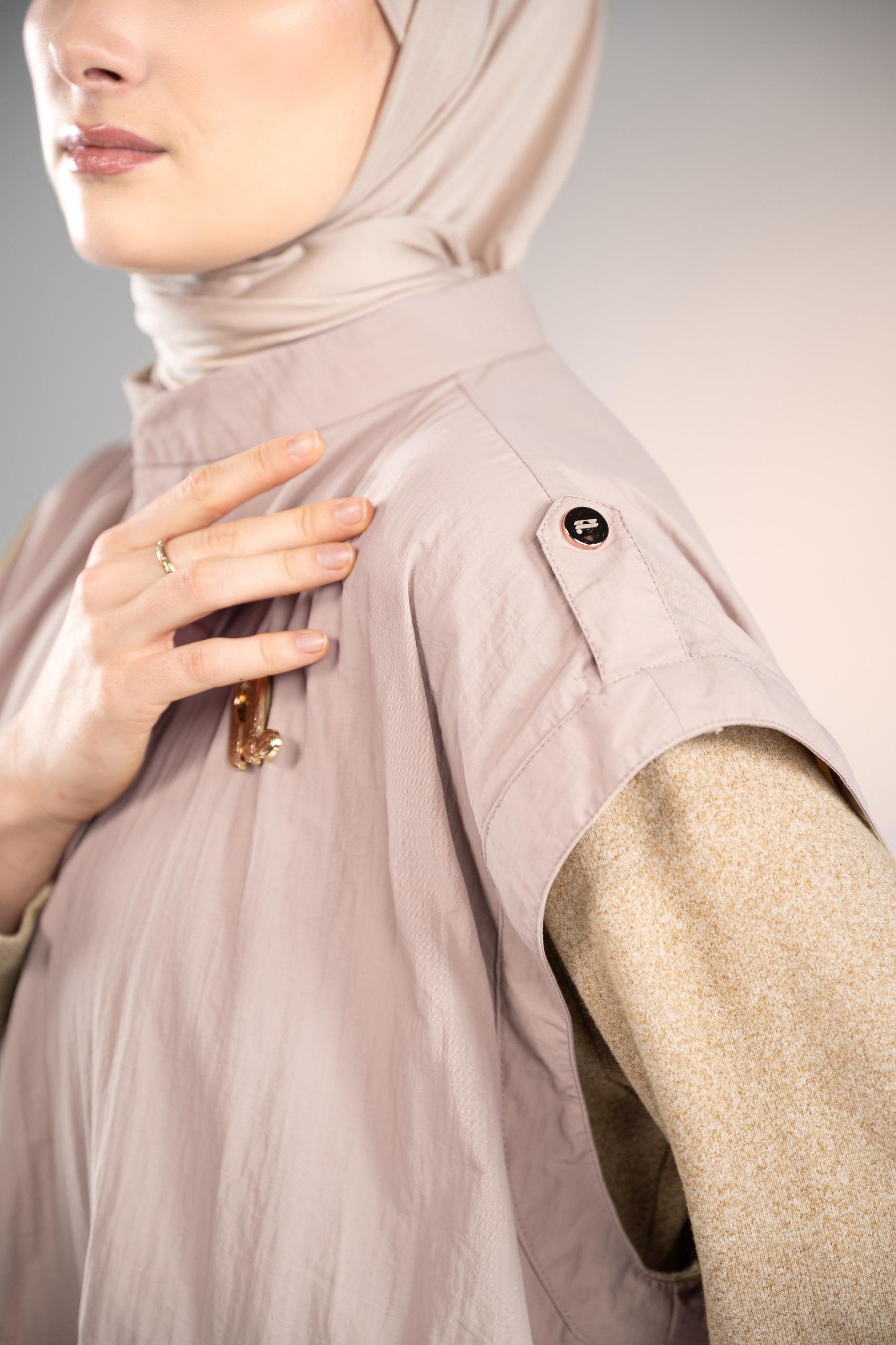 MARGOT FRILL VEST SAND