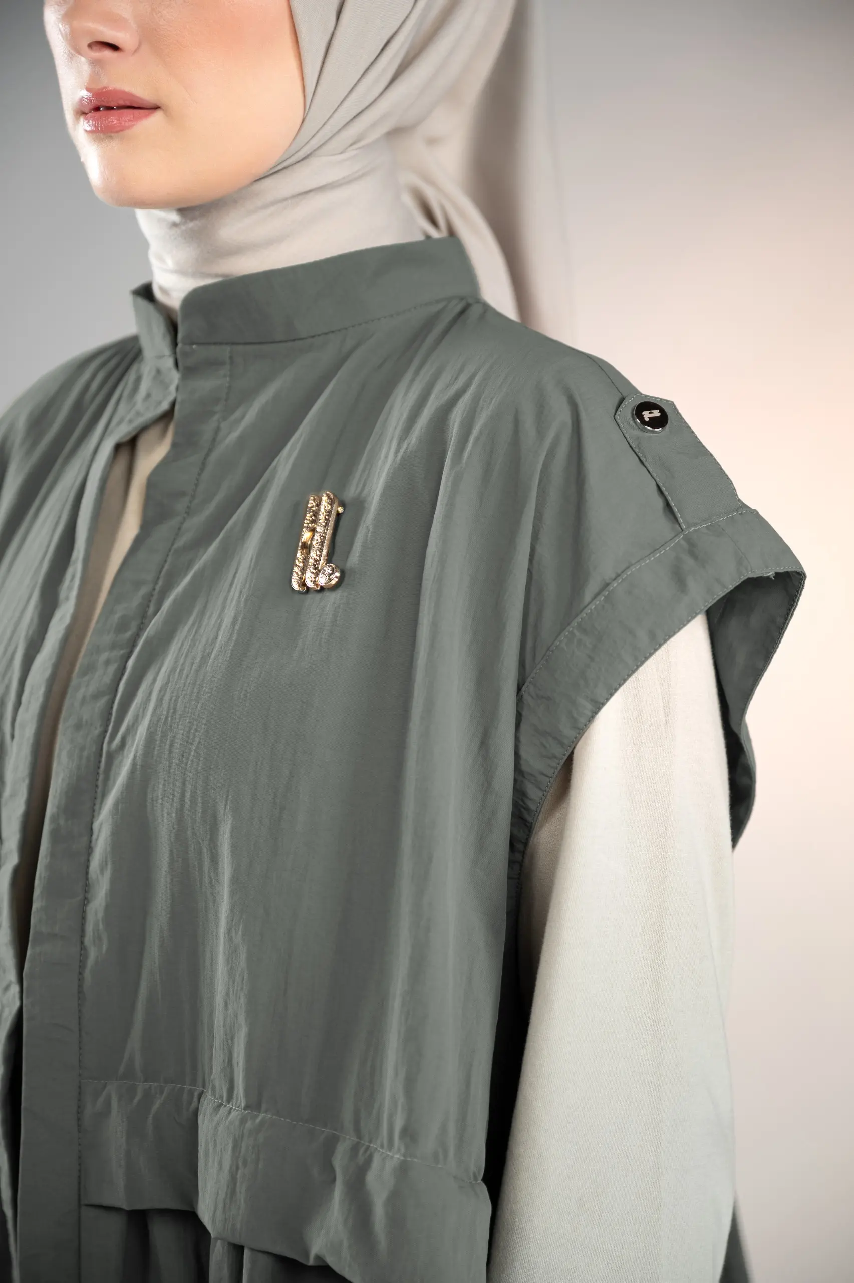MARGOT FRILL VEST CEMENT