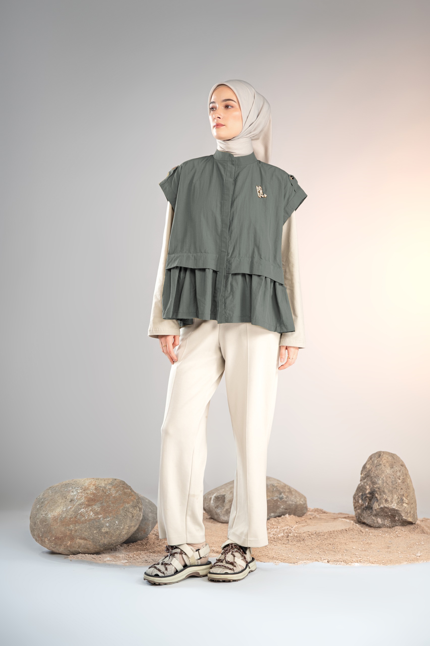 MARGOT FRILL VEST CEMENT