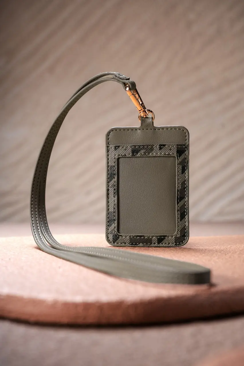 MODEGRAM DE H LANYARD BARK