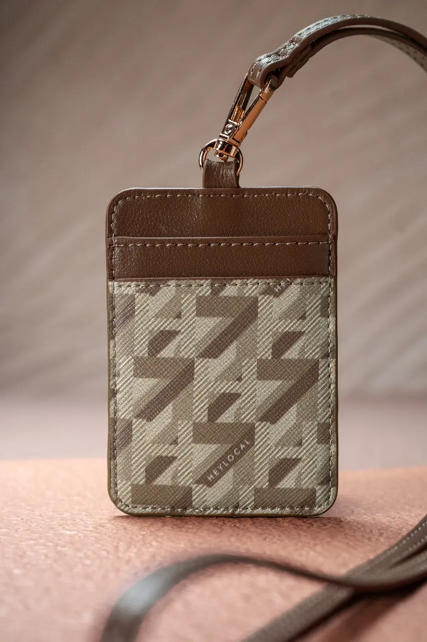 MODEGRAM DE H LANYARD SIENNA