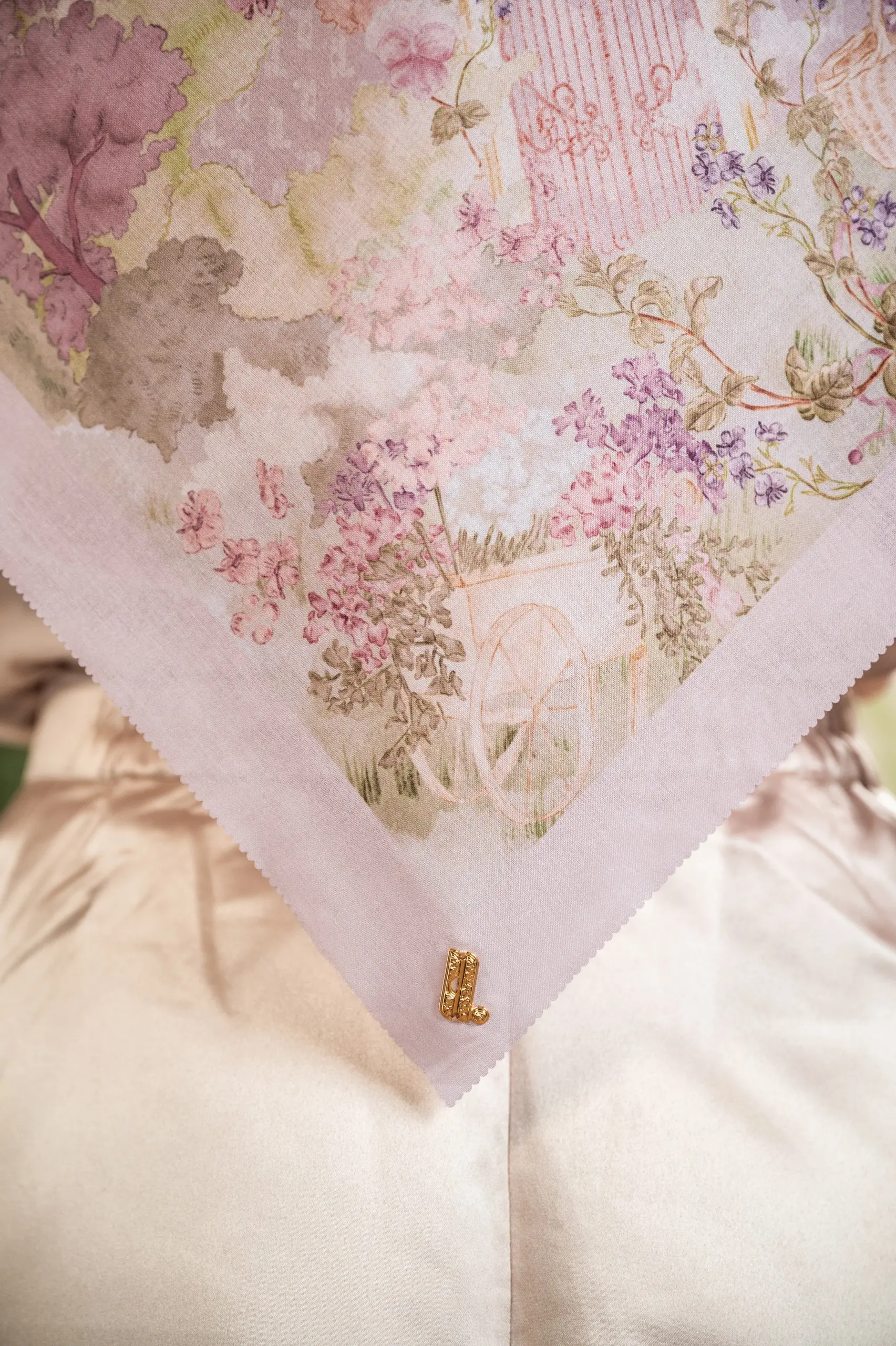 SOUNDS OF GARDEN SCARF ROSETTA