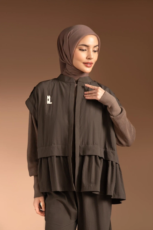 Image of MARGOT 2.0 FRILL VEST COFFE