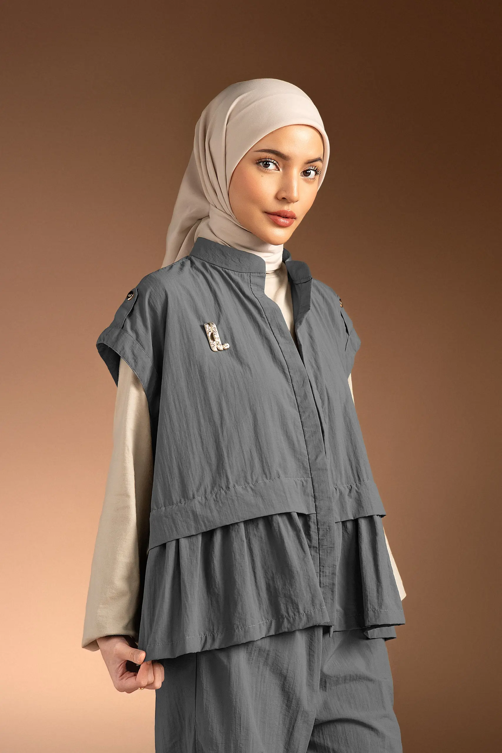 MARGOT 2.0 FRILL VEST CEMENT