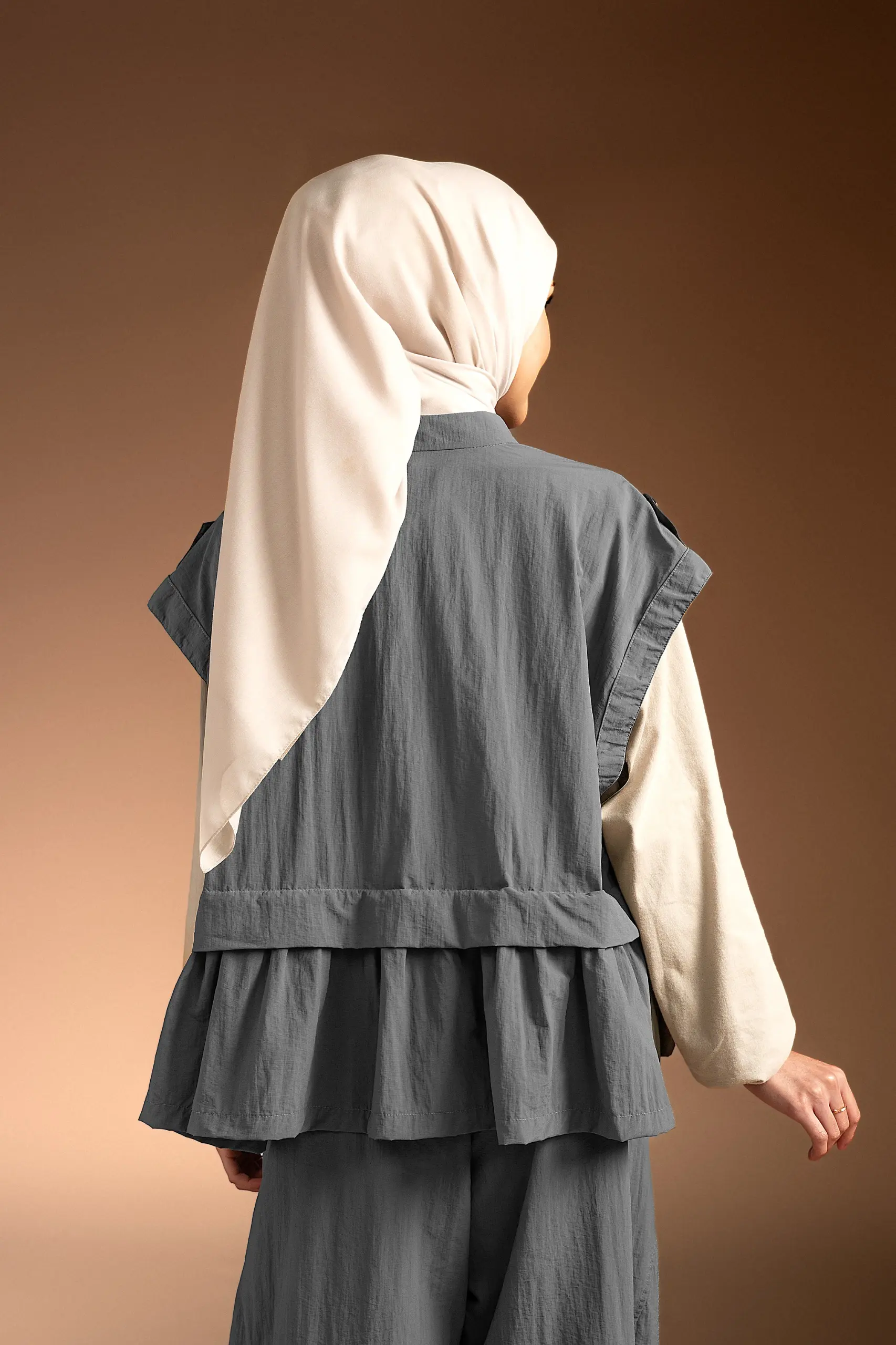 MARGOT 2.0 FRILL VEST CEMENT