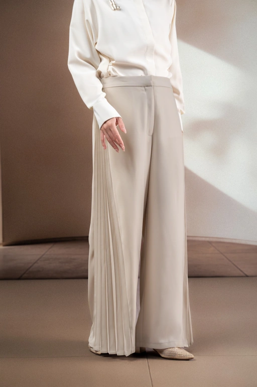 Image of CELANA BERLIPAT ELOK PALEM