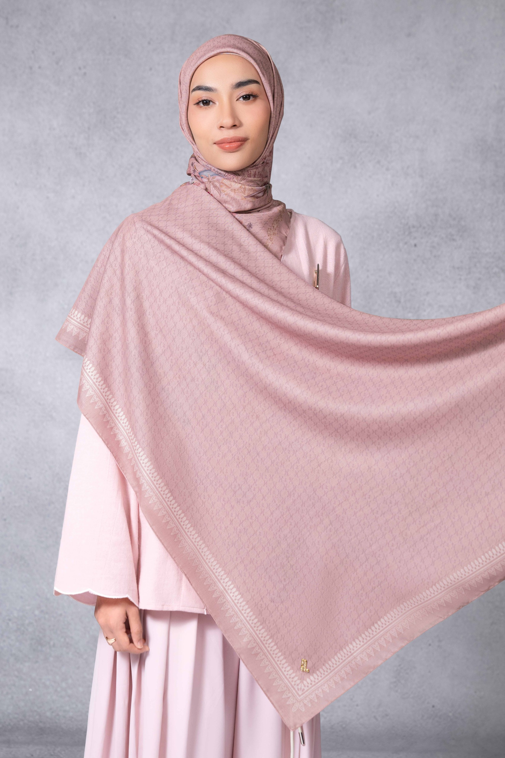 BEYOND BATAVIA SCARF PEACHSKIN