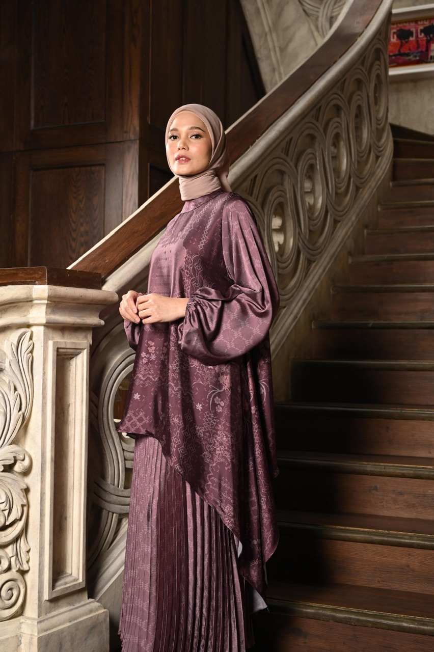 LEVAUGHN LAVISH BLOUSE MAROON