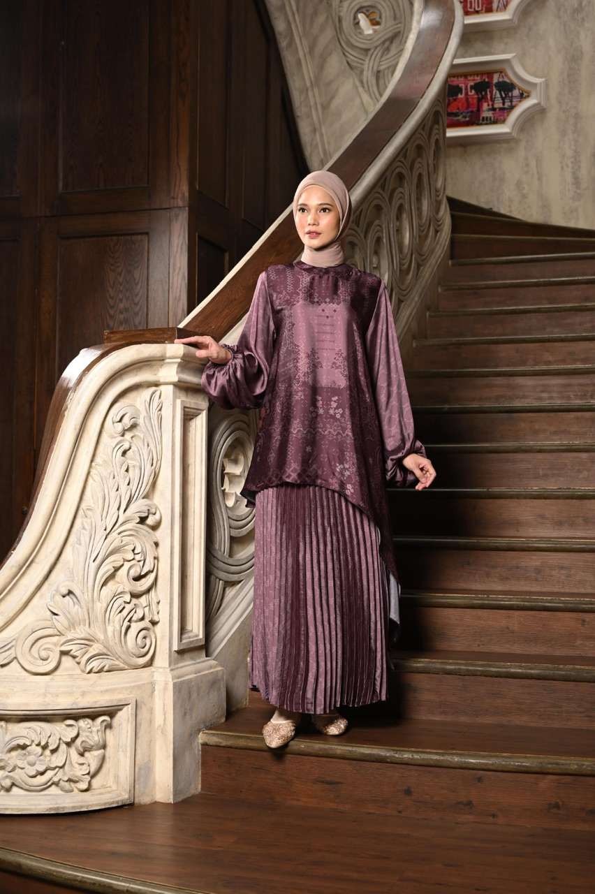 LEVAUGHN LAVISH BLOUSE MAROON