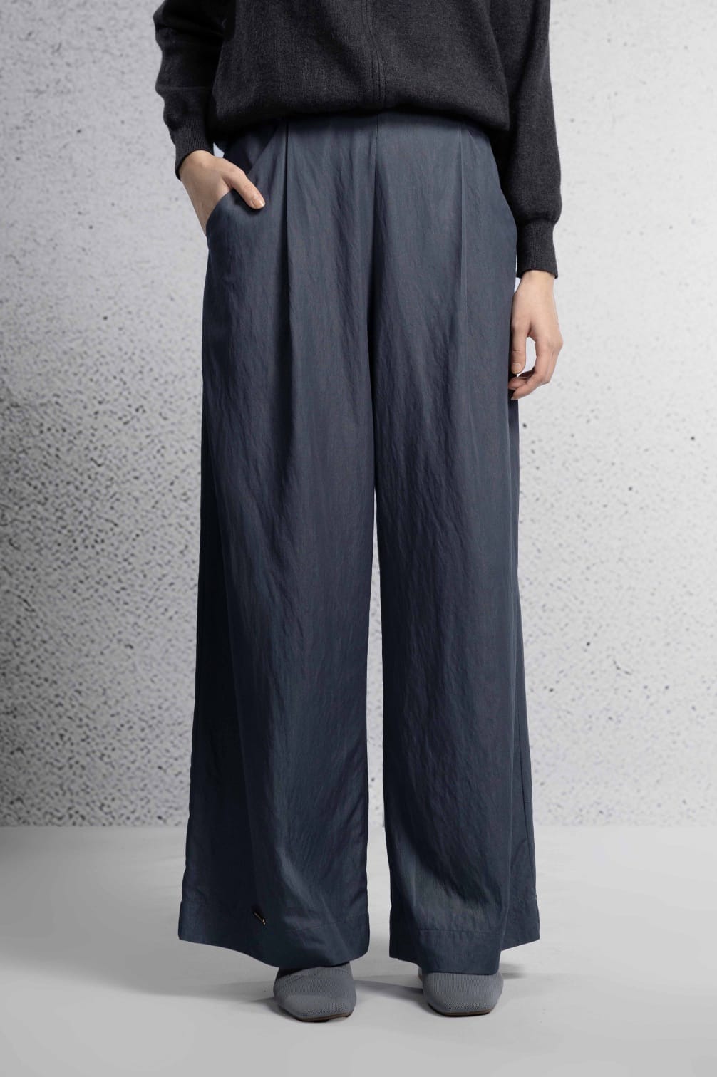 BACK TO EASE LOOSE PANTS