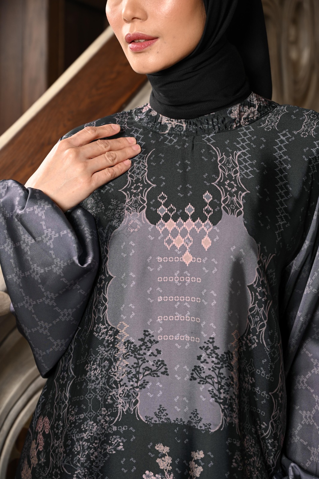 LEVAUGHN LAVISH BLOUSE BLACK