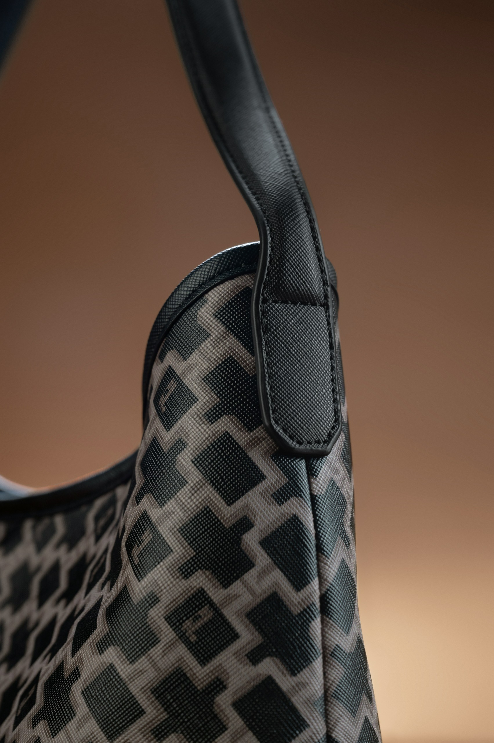 LIVY SHOULDER BAG RAVEN