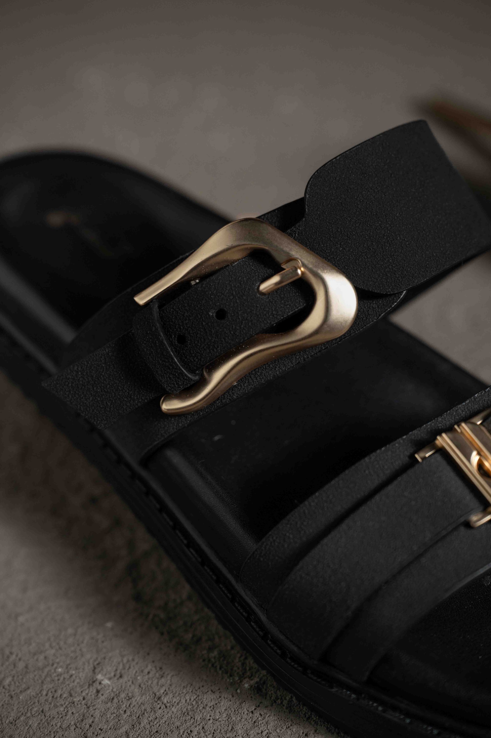 REINE SANDAL RAVEN