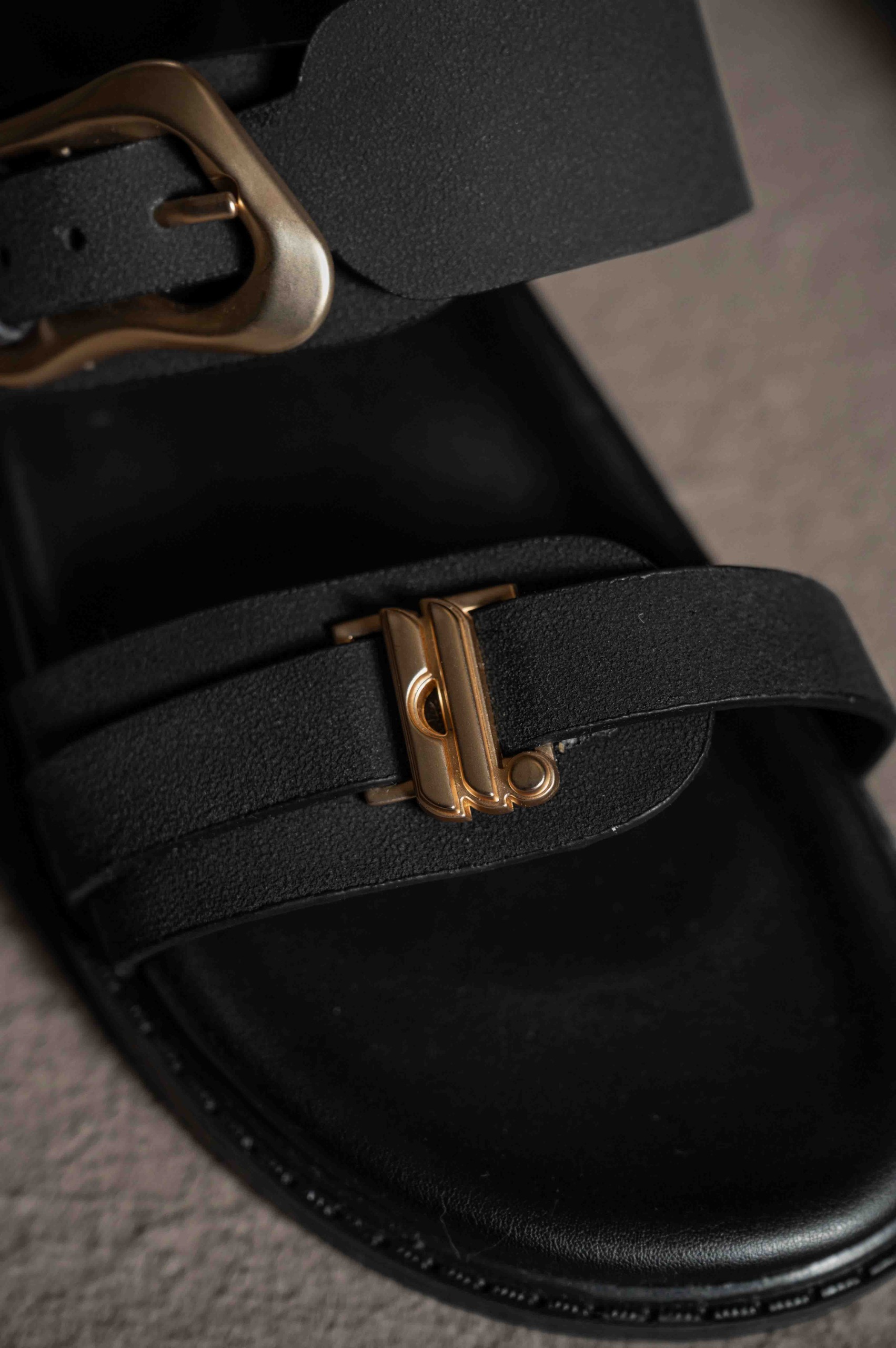 REINE SANDAL RAVEN
