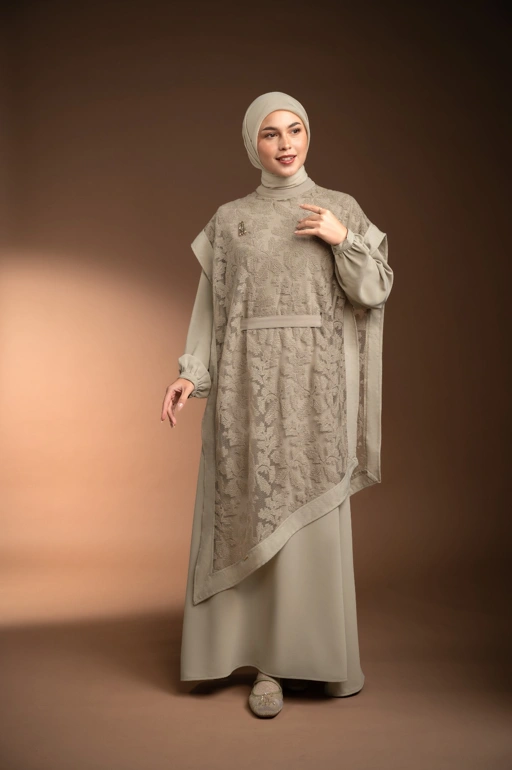 Image of GAUN BERLAPIS RENJANA TENUN