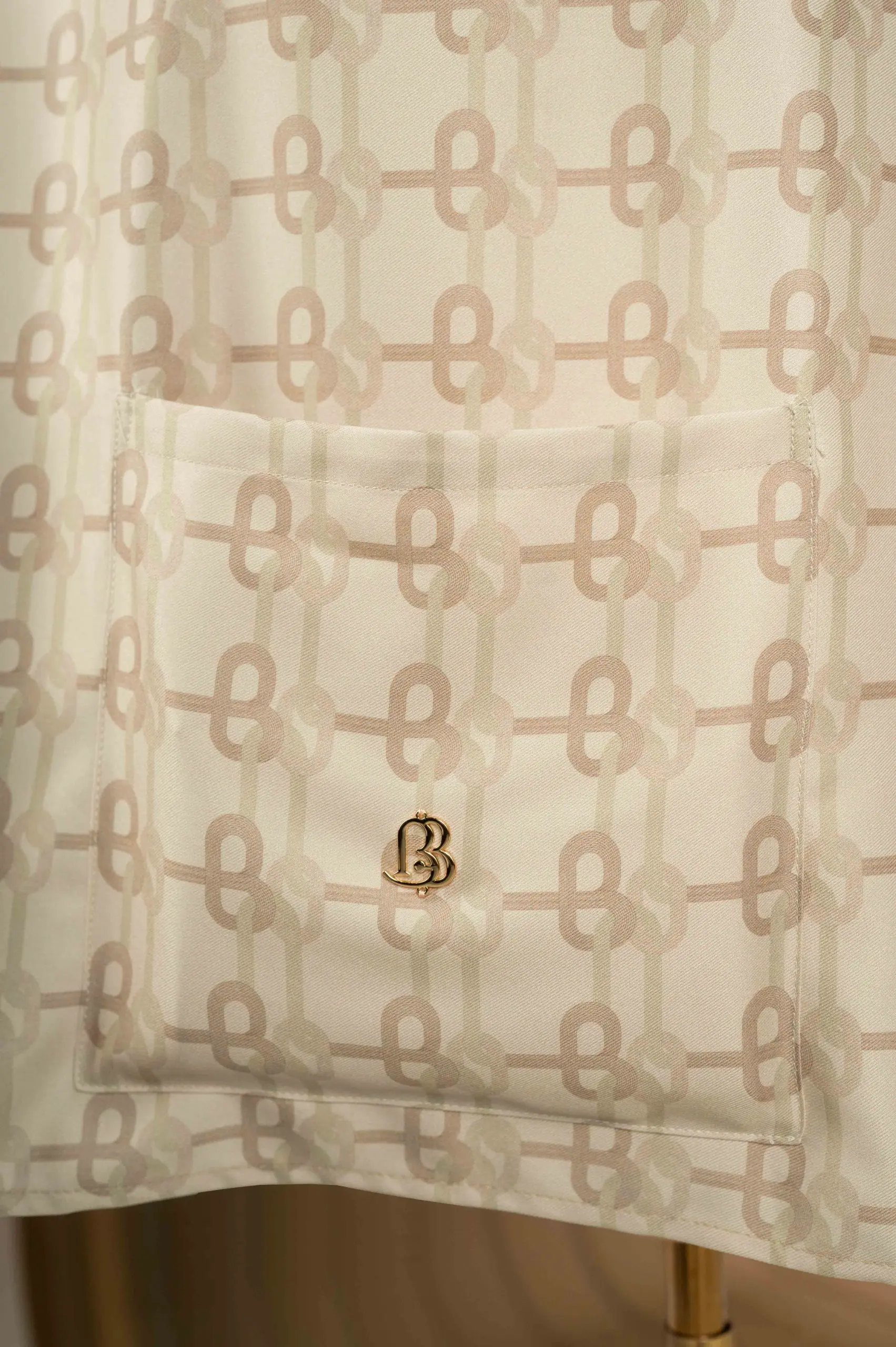 SIENNA NURSING APRON ALMOND