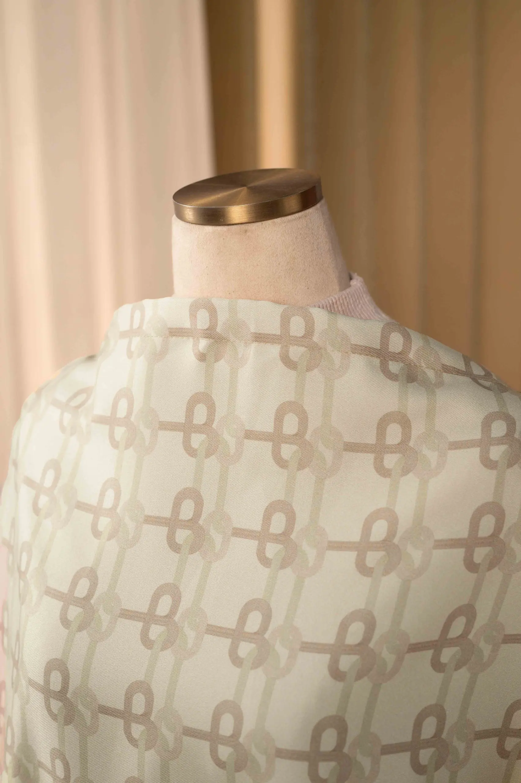 SIENNA NURSING APRON ALMOND