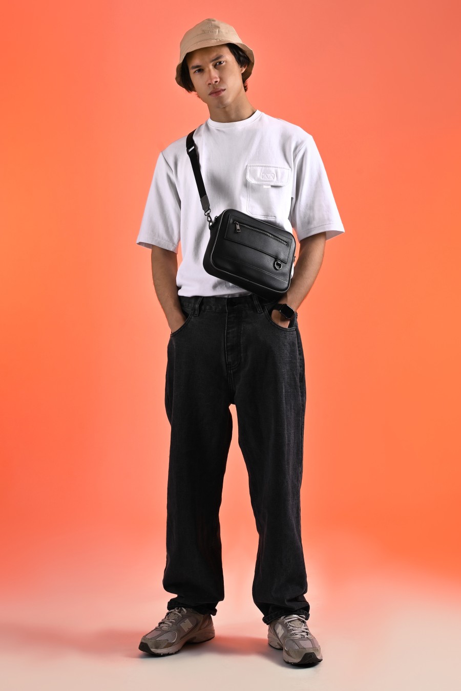 PAEC02-HUSTLE SLING BAG BLACK