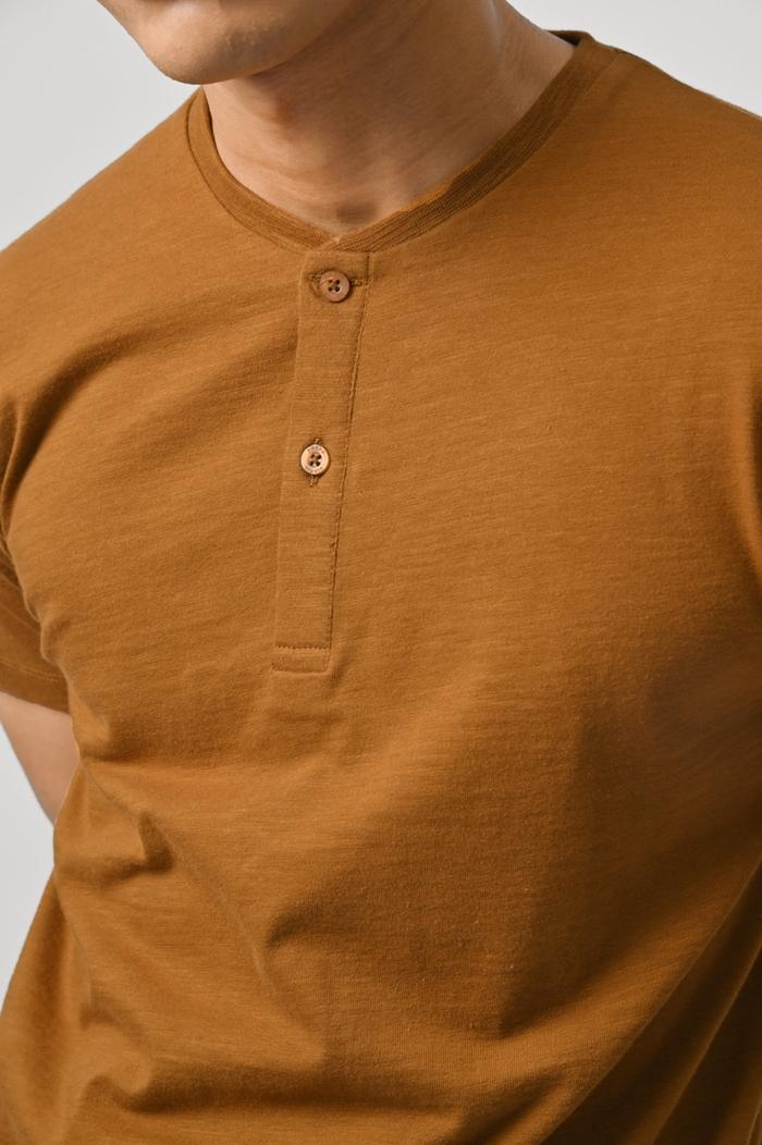 KAOS PREPP STUDIO HENLEY SLUB TEES LIGHT BROWN