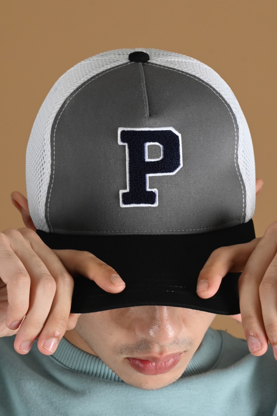 TRUCKER HAT GREY BLACK