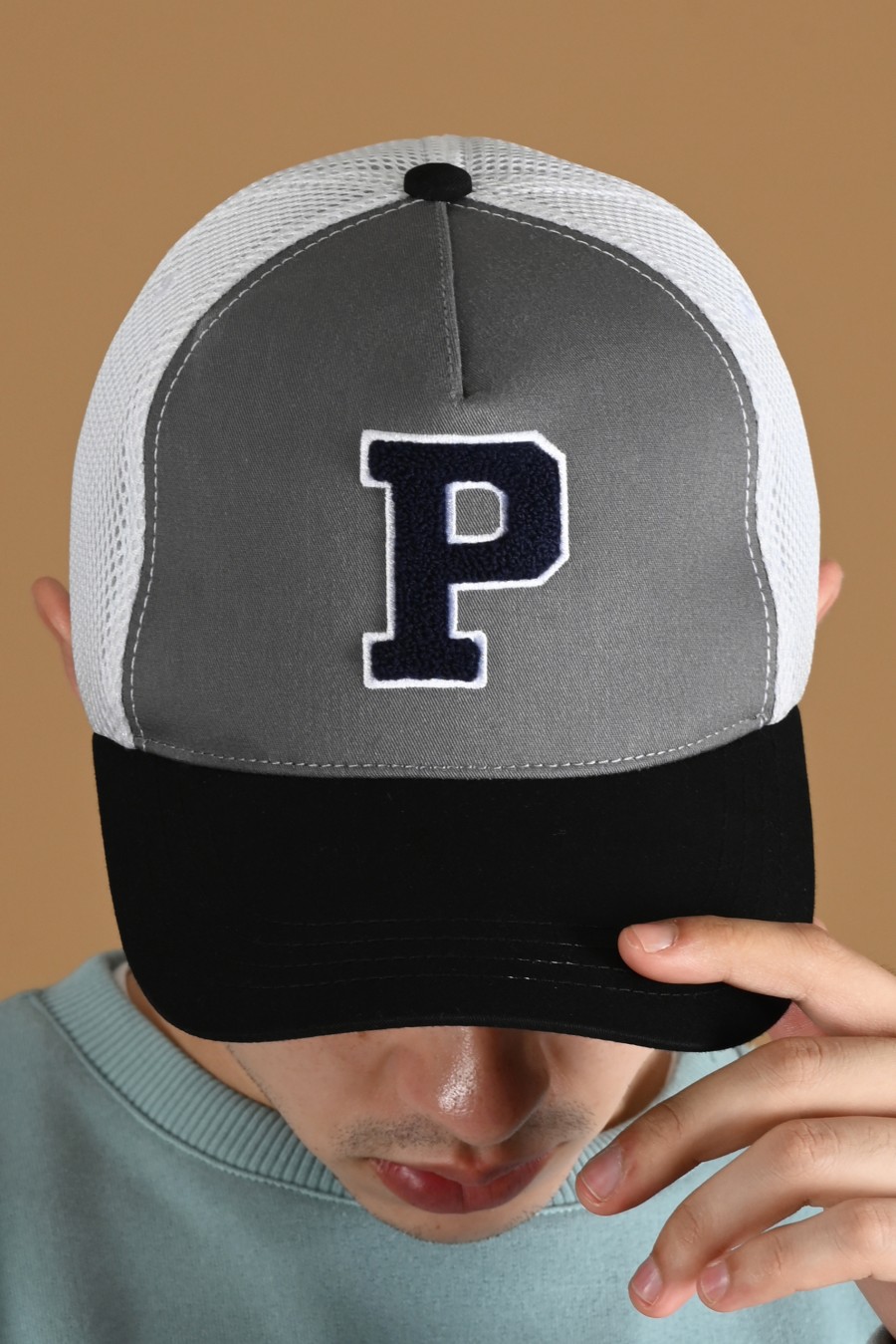 TRUCKER HAT GREY BLACK