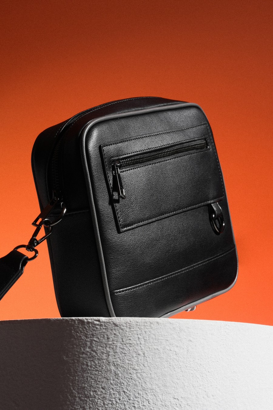 PAEC02-HUSTLE SLING BAG BLACK