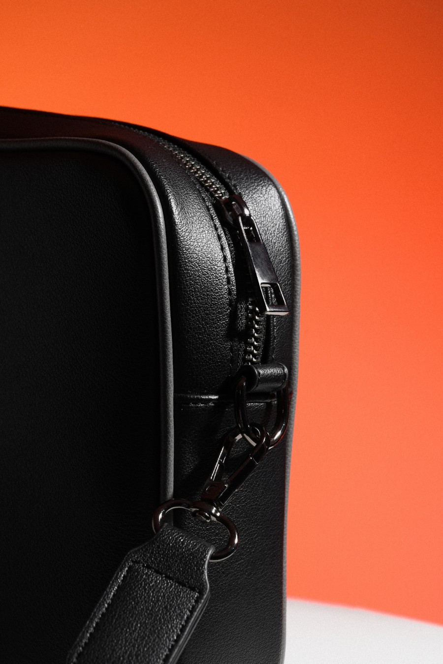 PAEC02-HUSTLE SLING BAG BLACK
