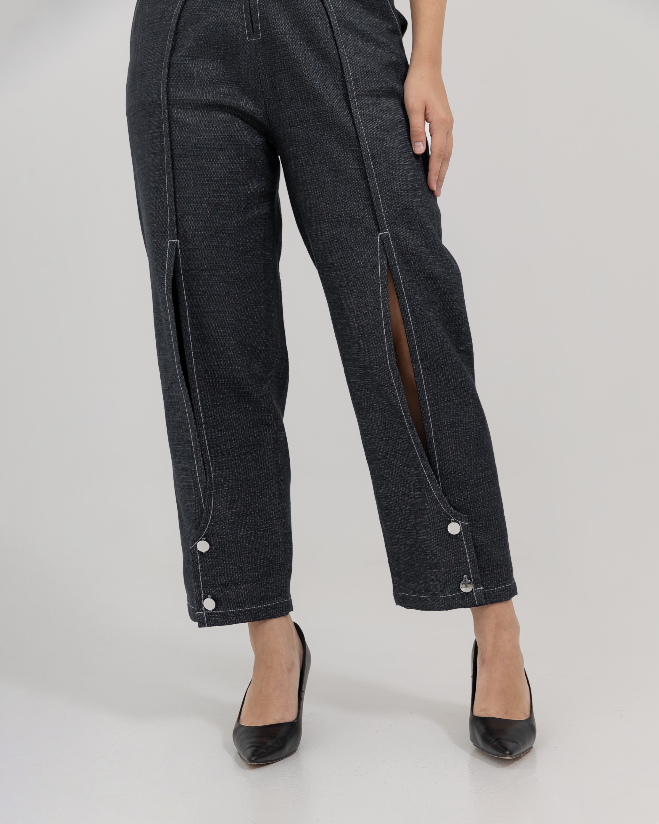 Knee-Slit Jeans