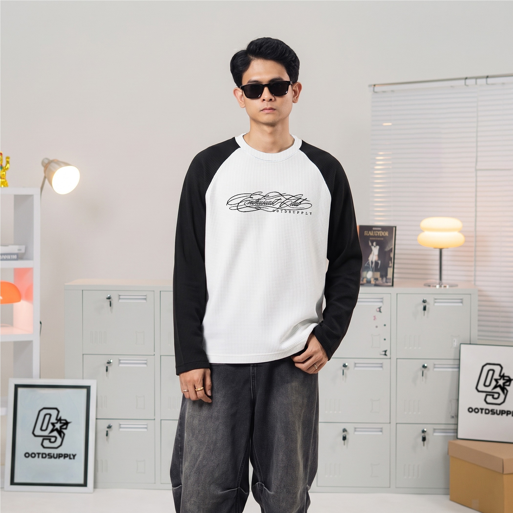 OOTDSUPPLY Longsleeve Boxy Raglan Waffle Cursive Embroidery White Black | Kaos Oversize Lengan Panjang Pria Wanita | Streetwear Unisex | OS-LSBX-RGL-WFL-WB-002E
