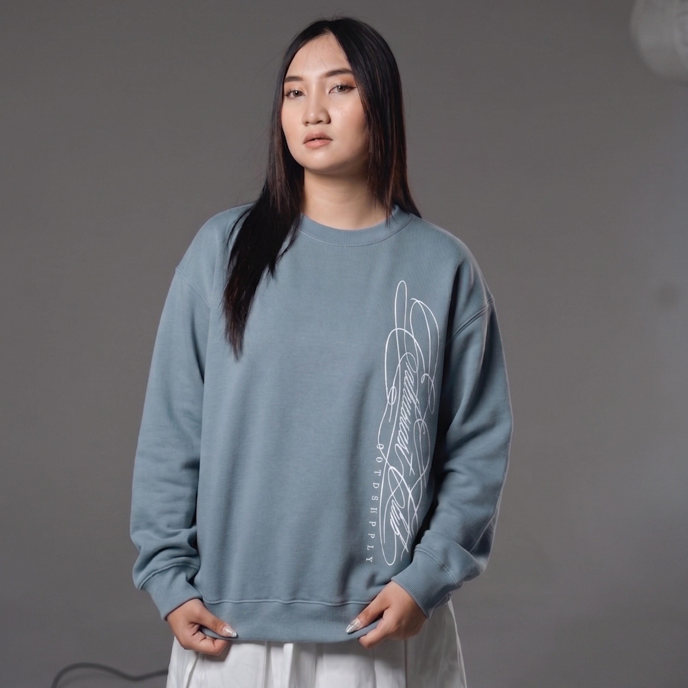 OOTDSUPPLY Crewneck Cursive | Sweater Pria & Wanita | Cotton Fleece Unisex | OS-CN124-LGRY
