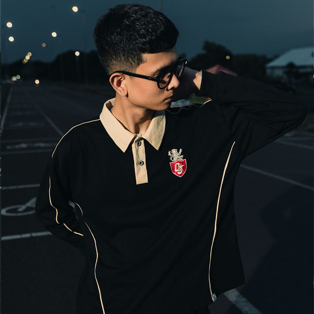 OOTDSUPPLY Polo Longsleeve BoxyFit Curveline Insignia Embroiderry Black Cream l Polo Lengan Panjang Royal Series | Kaos Panjang Double List Premium | OS-LS-PS-CVL-BLC-ISE